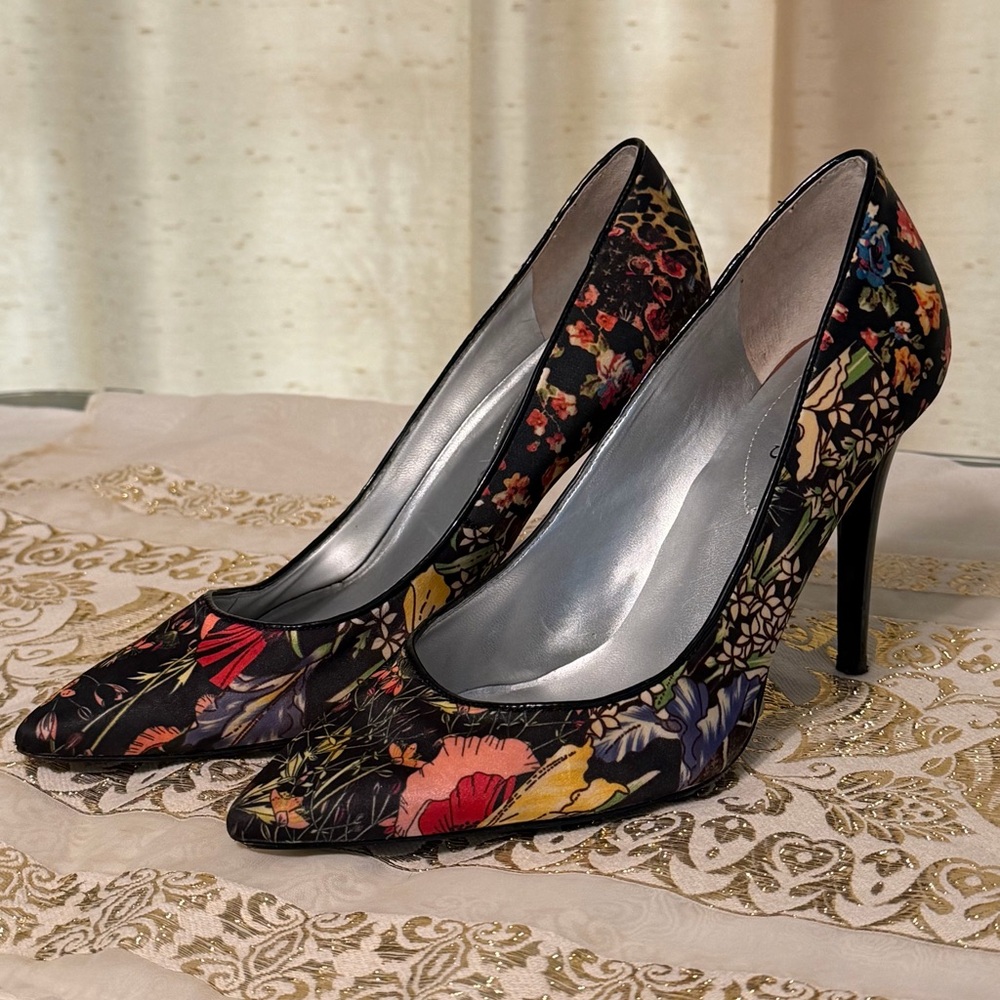 Guess Floral Stiletto pumps size 8 1/2